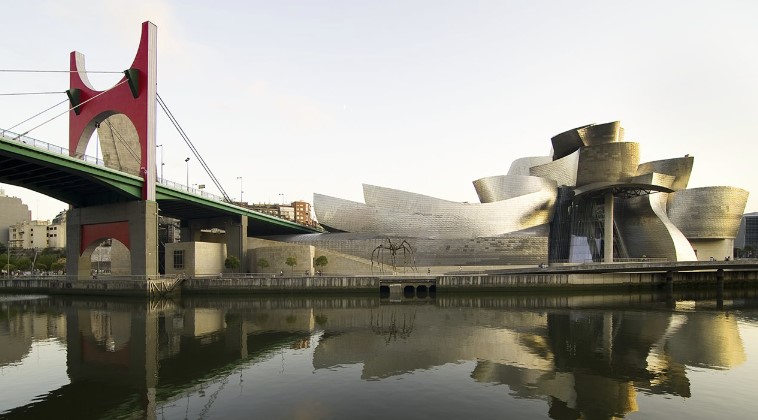 Museo Guggenheim de Bilbao, un símbolo de modernidad y creatividad en una ciudad con tiendas de tinta y tóner de impresora
