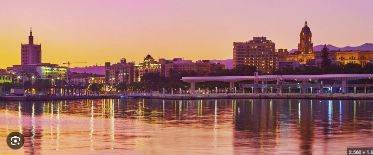 Puerto de Málaga al atardecer, una ciudad con tiendas de tinta y tóner de impresora