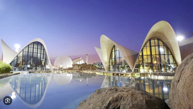 Ciudad de las Artes y las Ciencias en Valencia, un símbolo de modernidad en una ciudad con tiendas de tinta y tóner