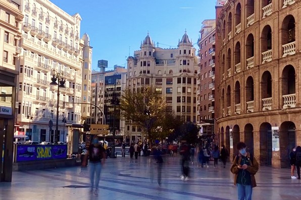 Mercado local de tecnología en Valencia con tiendas especializadas en tinta y tóner de impresora